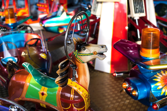 Karusellpferd, Kinderkarusell, Karusell, Karusell fahren, Kirmes, Jahrmarkt, Herbst, Kinder, bunt, Vergn&uuml;gungspark,  Spa&szlig;, Vergn&uuml;gen, 