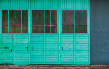 緑色にペイントされた倉庫の扉