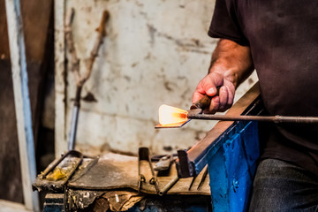 Artisan souffleur de verre en train de travailler