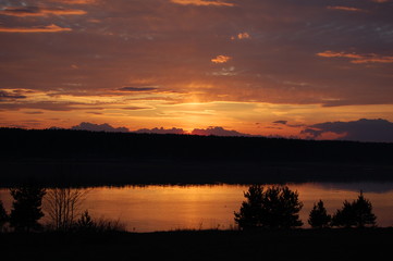 Fototapeta na wymiar puesta del sol rosa morada en rusia, lago de otoño, foto contra sol colores maravillos asombrosos rojos