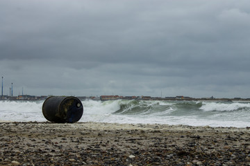 Ölfass am Strand