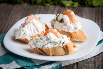 Tapas o pinchos de ensaladilla con gambas