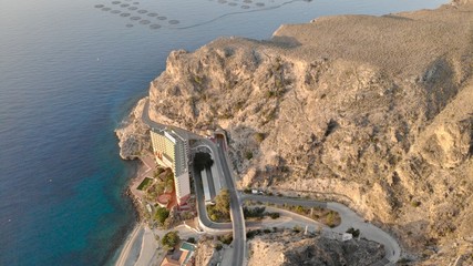 VISTAS AEREAS DE LA CARRETERA JUNTO AL MAR EN ALMERIA . ESPAÑA 