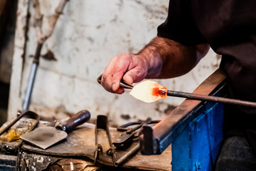 Artisan souffleur de verre en train de travailler