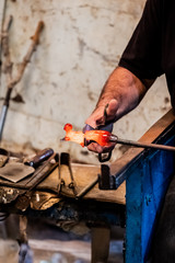 Artisan souffleur de verre en train de travailler