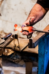 Artisan souffleur de verre en train de travailler