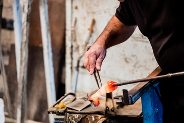 Artisan souffleur de verre en train de travailler
