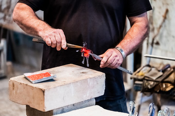 Artisan souffleur de verre en train de travailler