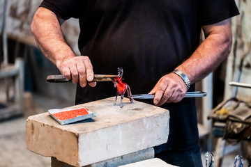 Artisan souffleur de verre en train de travailler