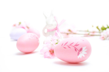 Wielkanoc jajka kwiaty i królik na białym tle