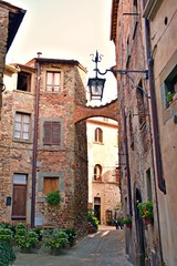 Fototapeta na wymiar vecchio vicolo nel borgo medievale di Anghiari nella città di Arezzo in Toscana, Italia