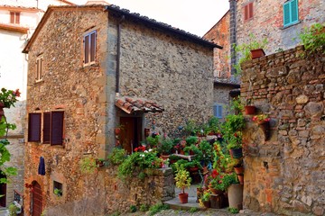 Fototapeta na wymiar tradizionali case toscane nel famoso centro storico di Anghiari in provincia di Arezzo, Italia