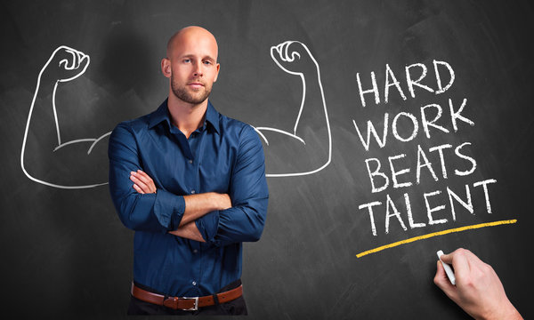 erfolgreicher Junger Mann und Nachricht "Hard work beats talent"