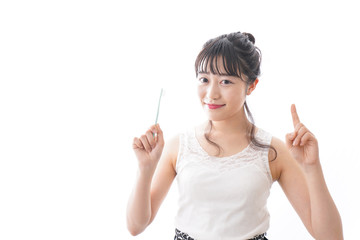 歯磨きをする若い女性