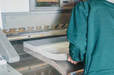 Large electronic knife for cutting paper in printing