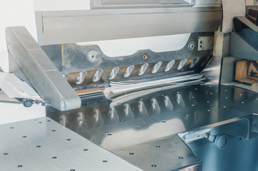 Large electronic knife for cutting paper in printing