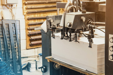 The tray with the paper tray for feeding a printing machine