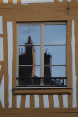 Loiret - Orléans - Reflets sur une fenêtre de maison à Colombages