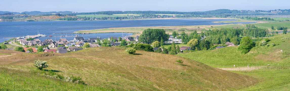 Landschaft auf dem Mönchgut der Insel Rügen mit Blick auf Gager