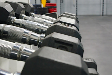 Obraz premium A row of various metal dumbbell weights in a gym