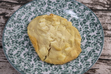 Cookie au chocolat blanc sur une assiette