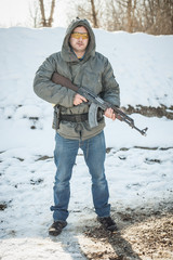 Obraz premium Soldier with kalashnikov riffle machine gun on outdoor shooting range
