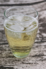 Cidre dans un verre avec des glaçons