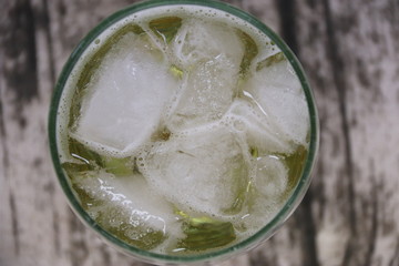 Cidre dans un verre avec des glaçons