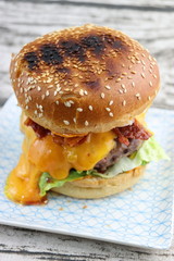 Fromage fondu dégoulinant d'un burger	