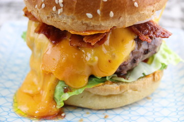 Fromage fondu dégoulinant d'un burger	