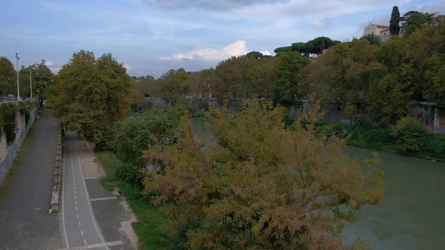 Perro corriendo por la rivera del r&iacute;o T&iacute;ber. Puerto de Ripa Grande. Roma, Italia