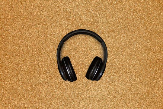 audifonos inalambricos en la arena de la playa