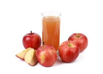  apple juice - sliced ​red apples and a glass of naturally cloudy apple juice in front of white background