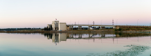 Naklejka premium Gorky reservoir, dam and floodgates at sunset on a clear summer evening.