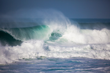 Vagues déferlantes sur la plage