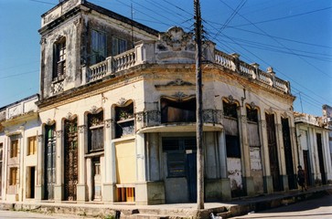 Fototapeta na wymiar Altes Haus im Kolonialstil auf Kuba in der Nähe von Varadero, aufgenommen im Dezember 1995