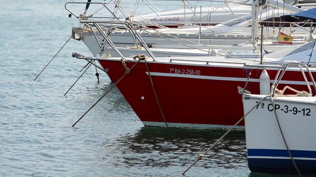 Proas de barcos amarrados en el puerto