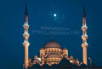 Fototapeta premium Beautiful mosque at night in istanbul, Turkey
