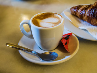 Café con croissant