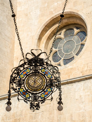 Ornamentación y adorno colgante de una calle de ciudad