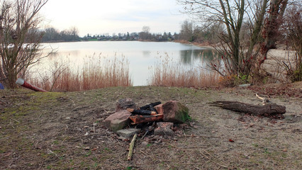 Lagerfeuer am See