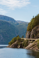 Straße an einem norwegischen Fjord