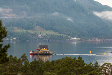 Hausboot einer Lachsfarm in dem Hardangerfjord in Norwegen