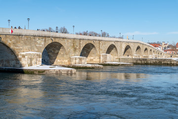 Fototapeta premium Steinerne Brücke über die Donau in Regensburg