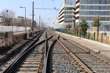 Fototapeta premium VOIE FERREE EN VILLE - RAILS DE TRAMWAY