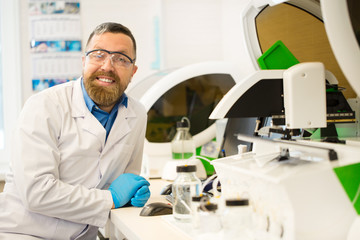 Fototapeta na wymiar Bearded mature researcher working at the lab