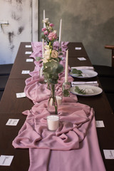 Original wedding decor ideas, wedding round table with flower arrangement.