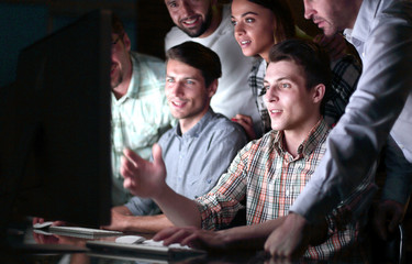 Fototapeta premium business team looks closely at the computer monitor