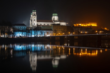 Fototapeta na wymiar Dom St. Stephan in Passau bei Nacht