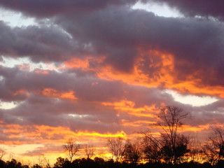 Fototapeta na wymiar Red skies at night in Richmond Virginia